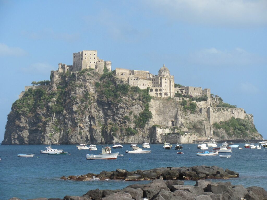 Golfo di Napoli. Arrivano le cassette salva mare per i pescatori.