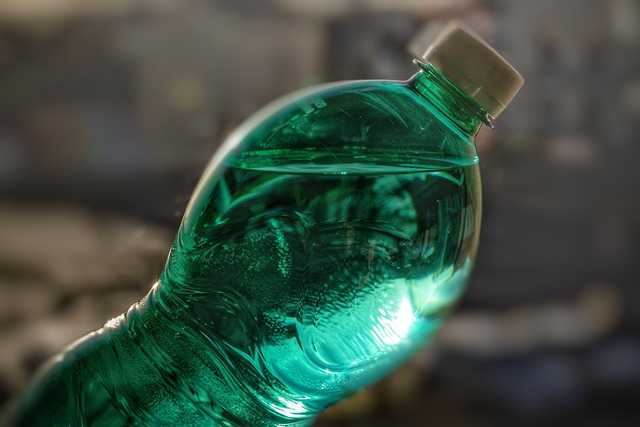 L'acqua in bottiglia contiene centinaia di migliaia di nanoplastiche.