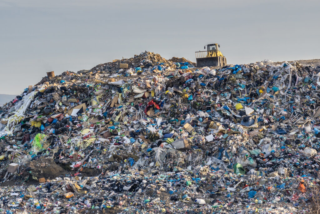 Il Parlamento UE approva norme più severe per le spedizioni di rifiuti.